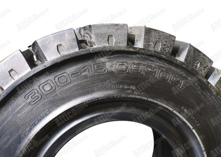 Шина цельнолитая CST 300-15 C8909 CL